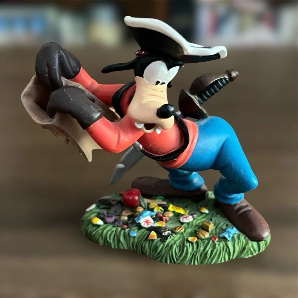 Vintage Disney Pirate Goofy October Danbury Mint Figurine Perpetual Calendar